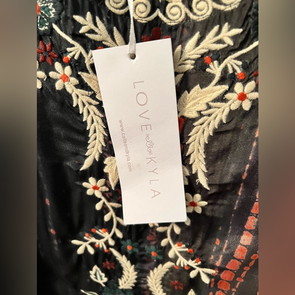 Caite and Kyla Brielle Polysilk Embroidered Blouse. Size Small- Oversized - Picture 10 of 11